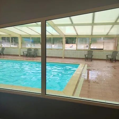 Nyaraló Confortable A Avec Piscine Partagee