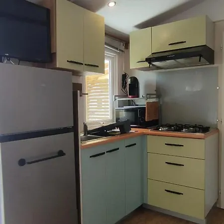 Confortable A Avec Piscine Partagee Angles