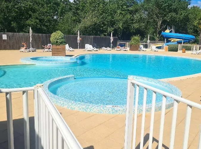 Confortable A Avec Piscine Partagee 펜션